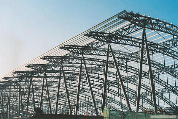 网架山东钢结构施工中出产制造问题解析