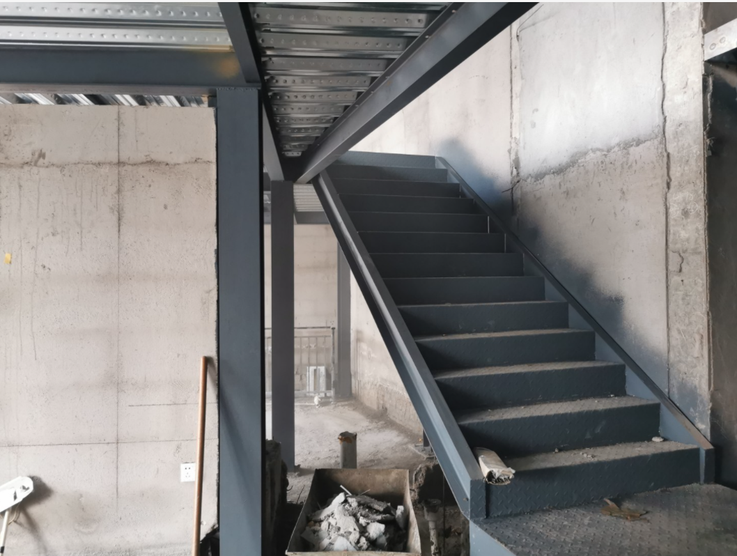 山东钢结构旋转楼梯和传统混凝土楼梯有何不同